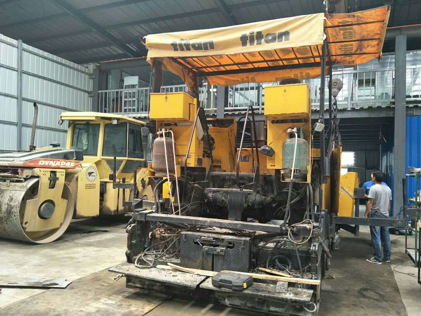 維修銑刨機、攤鋪機、壓路機、冷再生等路面機械設(shè)備